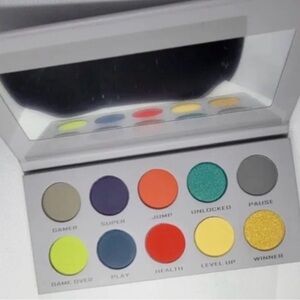 *NEW RARE* Indie Peachy Queen
GAMER GIRL Eyeshadow Palette
Nintendo Controller